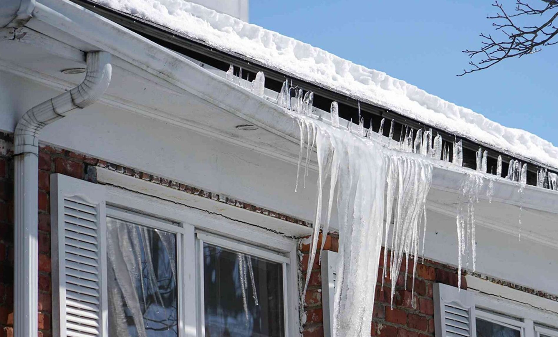 ice-pulling-eavestrough-away-from-fascia-board